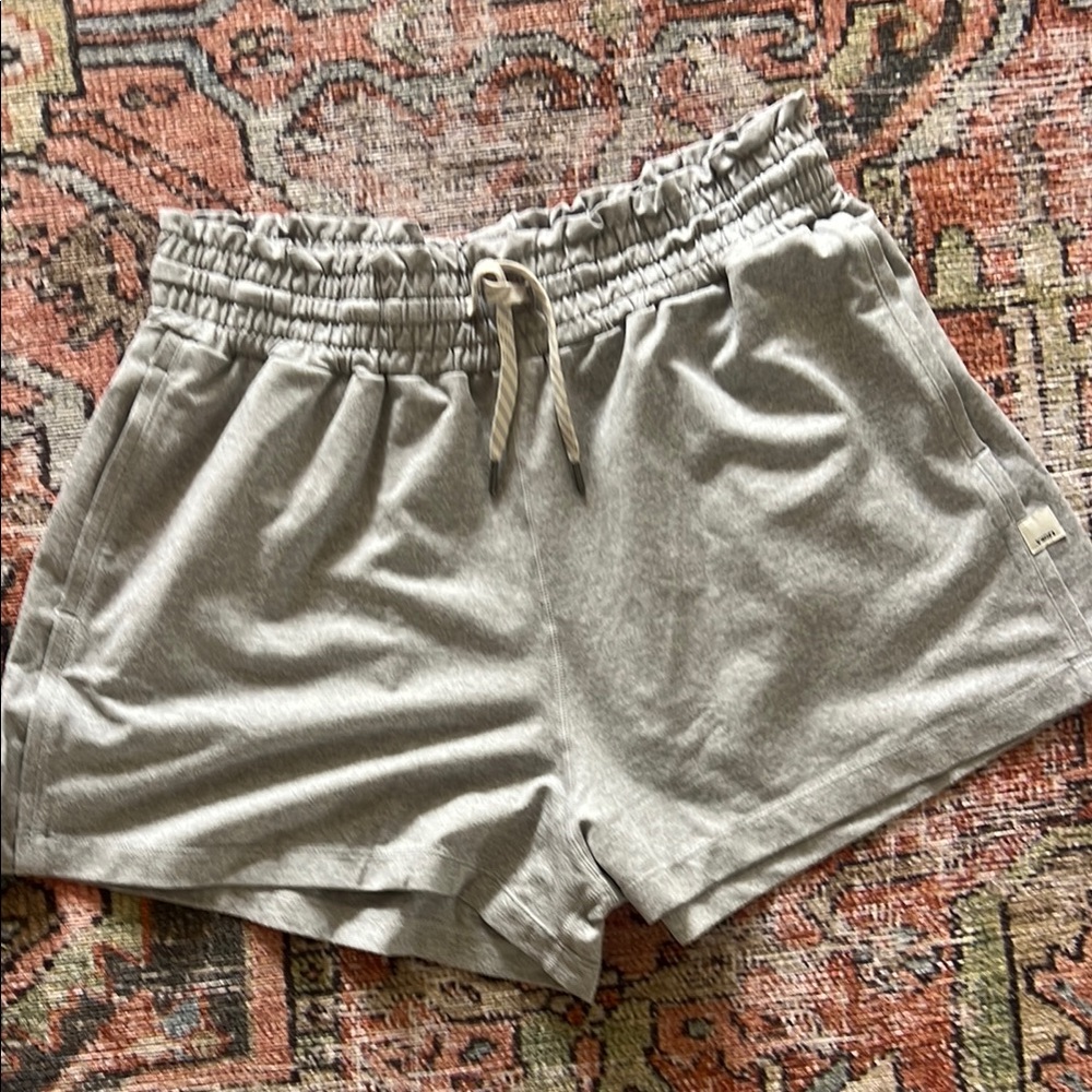 Vuori Halo Boxy shorts size M pale grey heather